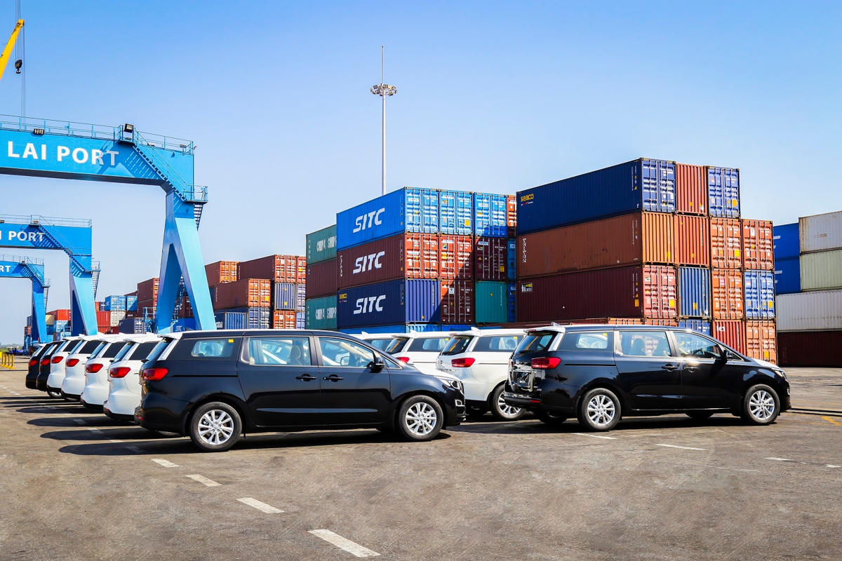 Xe du lịch Kia Grand Carnival xuất khẩu đi Thái Lan.