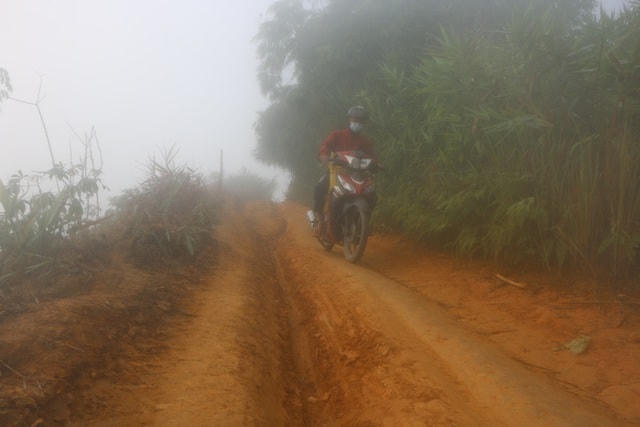 Hành trang là ít quần áo và một bao gạo.  
