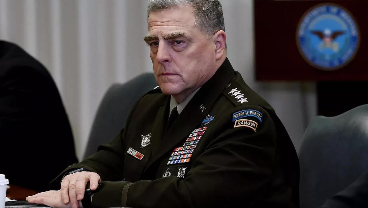 Tướng Mark Milley, Chủ tịch Hội đồng Tham mưu trưởng Liên quân Mỹ, phải cách ly.