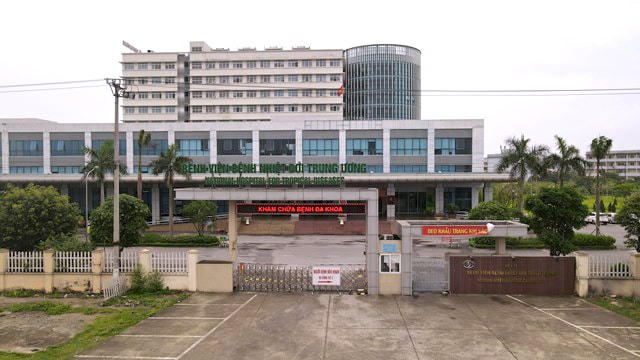 Bệnh viện Bệnh Nhiệt đới Trung ương cơ sở Đông Anh hiện đã được cách ly y tế. Ảnh Quang Vinh. 