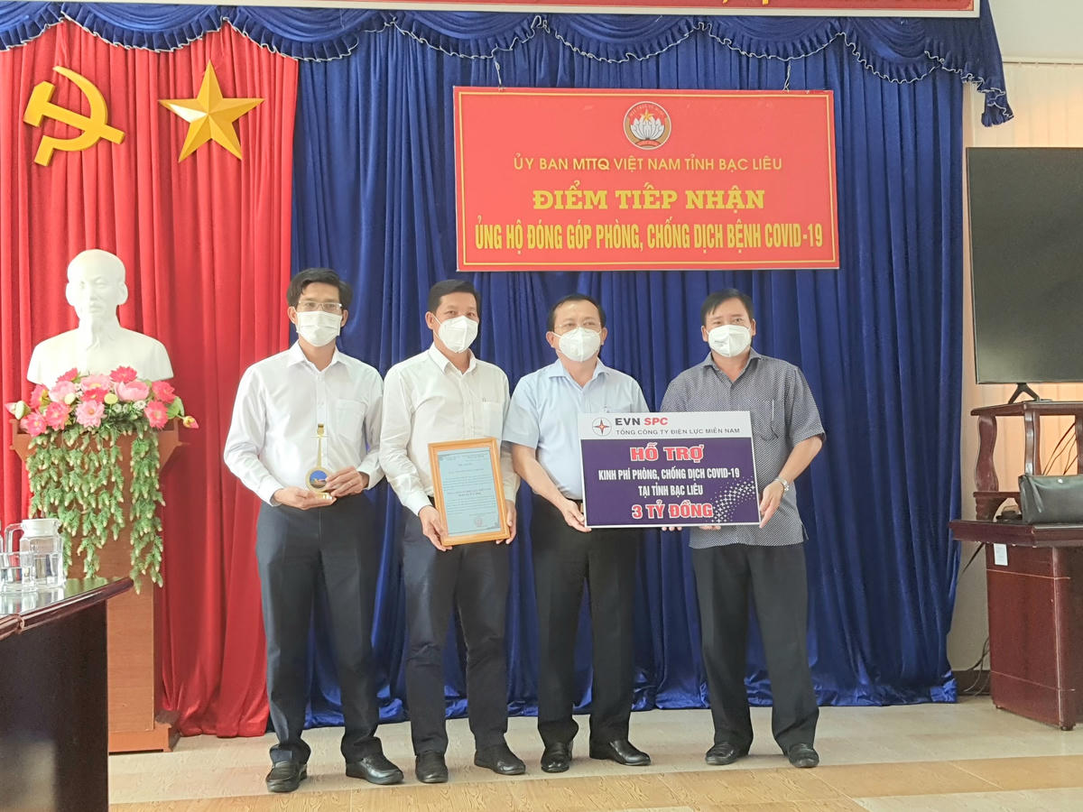 Lãnh đạo Điện lực Bạc Liêu thay mặt Tổng công ty điện lực miền Nam trao 3 tỷ đồng ủng hộ Bạc Liêu phục vụ công tác phòng, chống Covid-19, Phó chủ tịch thường trực UBND tỉnh Bạc Liêu Lê Tấn Cận tiếp nhận.