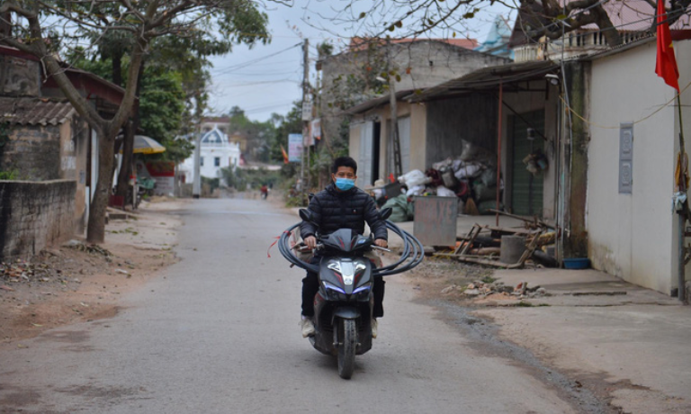 Người dân di chuyển trong thôn cũng được yêu cầu đeo khẩu trang. (Ảnh: Đinh Huy).