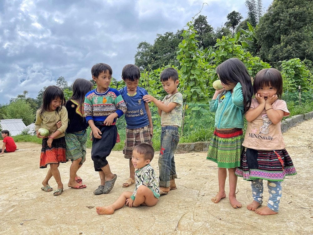 Những ngày này không được đến trường thì những con đường trở thành sân chơi của tụi nhỏ. Ảnh: Mai Mai/Vietnam+.  