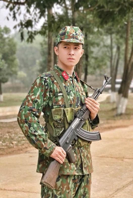 Gin Tuấn Kiệt đẹp trai trong quân phục: “Các em ai ở đâu cứ ở yên đó, chú bộ đội sẽ chuyển thực phẩm thiết yếu tới tận nhà nhé!”, anh vui vẻ nói về hoạt động cung cấp thực phẩm tận nhà cho người dân TP HCM trong những ngày thành phố siết giãn cách.