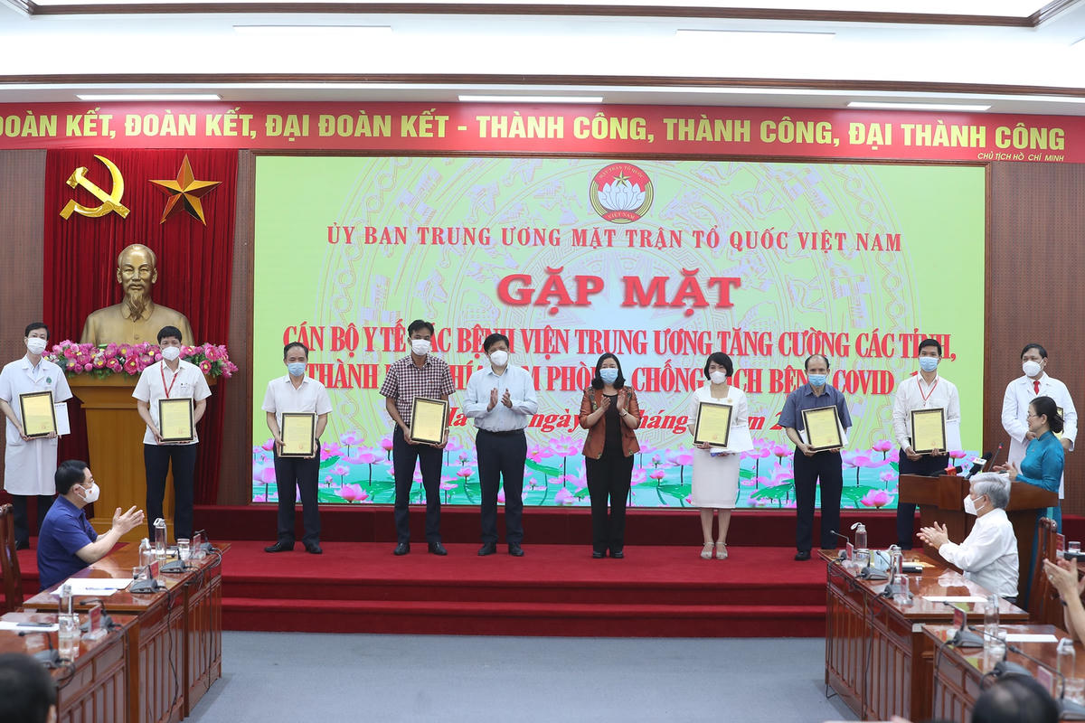 Trao thư cảm ơn cho đại diện các thầy thuốc vào Nam chống dịch.