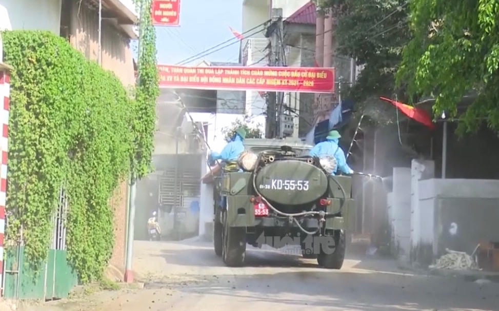 Phun thuốc khử khuẩn phòng chống dịch Covid-19 tại thị xã Hoài Nhơn, Bình Định.
