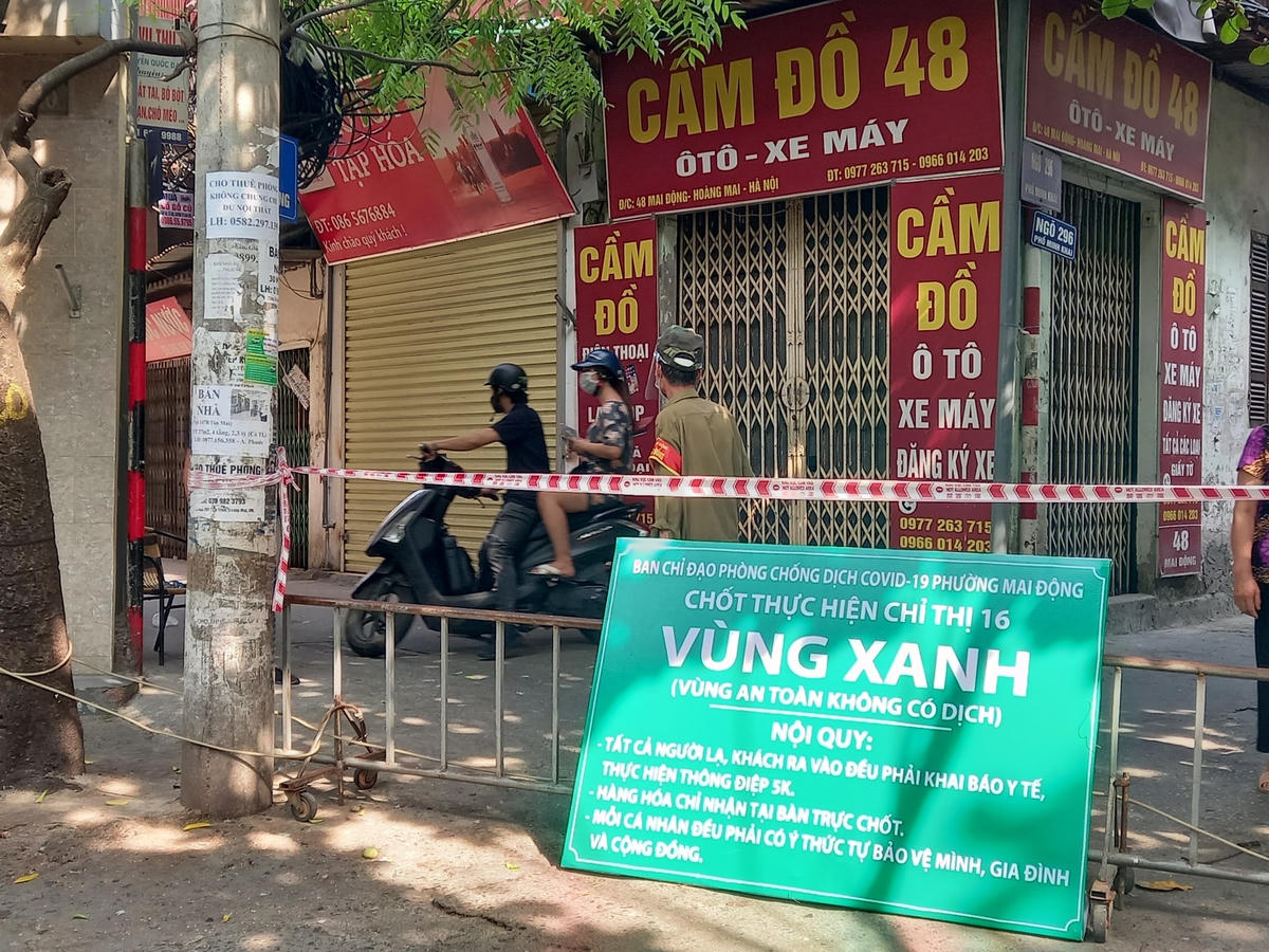 Có những trường hợp ra ngoài không có giấy tờ hợp lệ, người dân phải quay trở về nhà. 