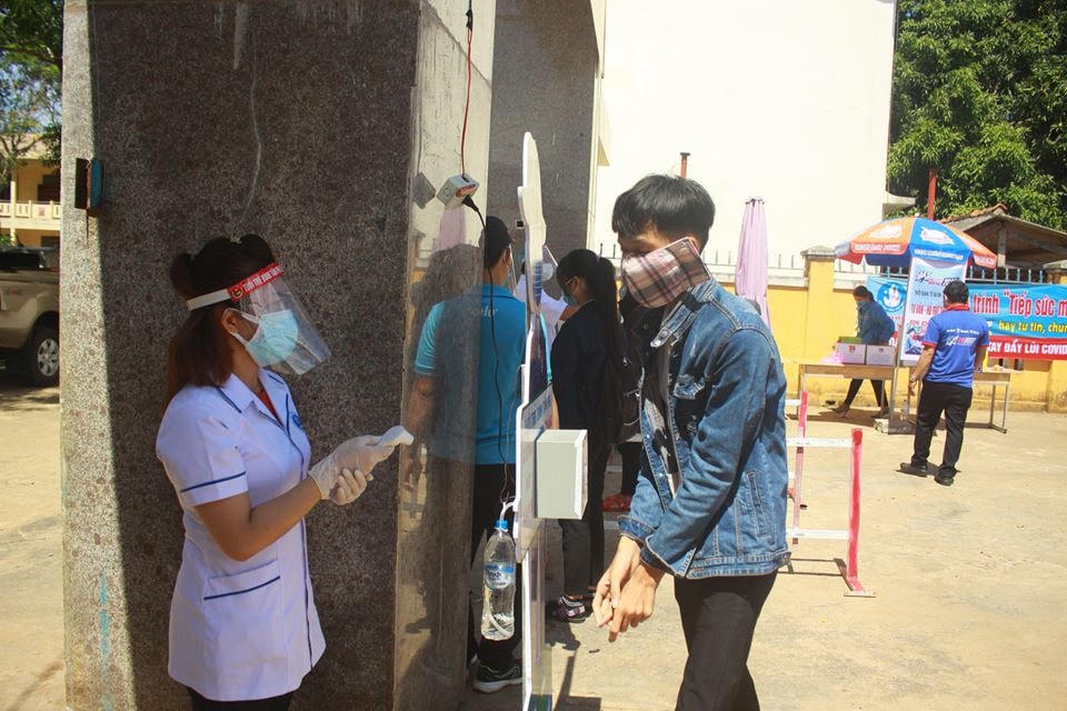 Các thí sinh Quảng Ngãi được đo thân nhiệt phòng, chống dịch Covid-19.