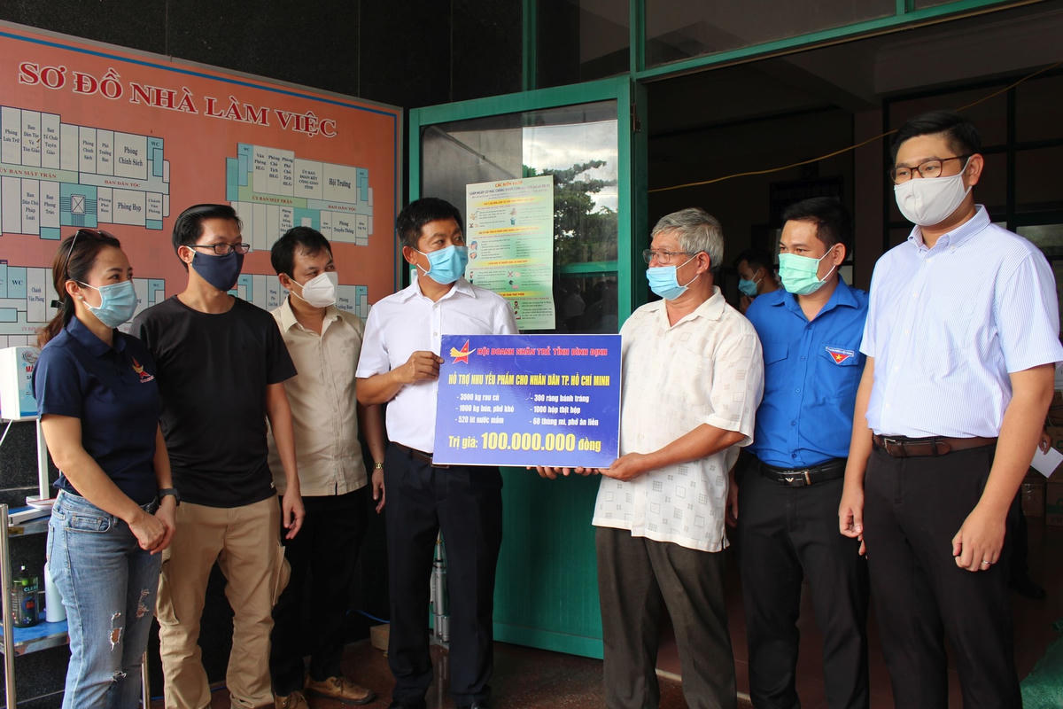 Hội Doanh nhân trẻ Bình Định,trao hỗ trợ nhu yếu phẩm trị giá 100 triệu cho người dân TP HCM khắc phục mọi khó khăn, vượt qua đại dịch Covid-19. 