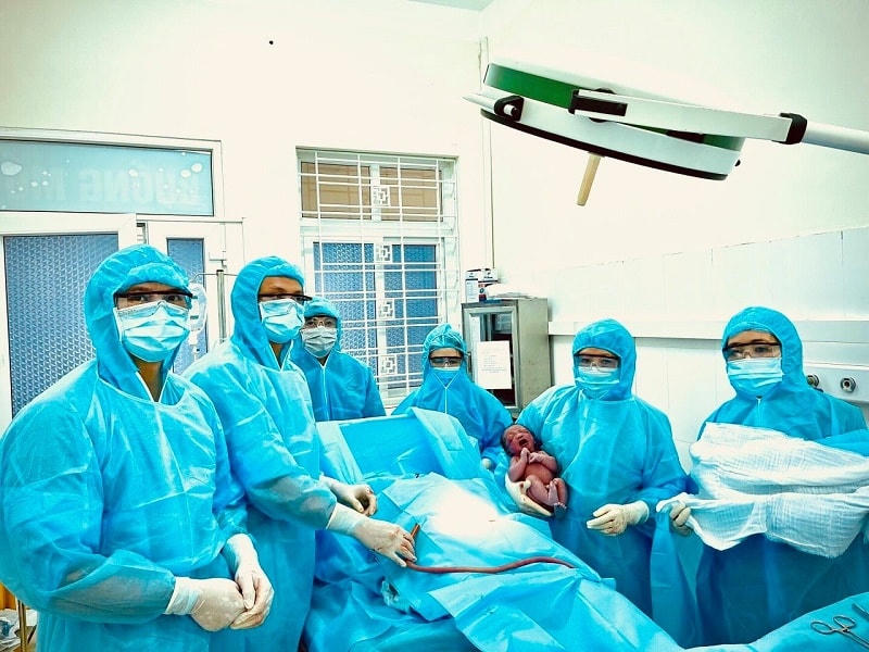 Ê kíp bác sĩ của BV Sản Nhi tỉnh Lào Cai đã phẫu thuật mổ lấy thai thành công cho sản phụ có yếu tố nguy cơ nghi nhiễm Covid-19 tại khu cách ly.