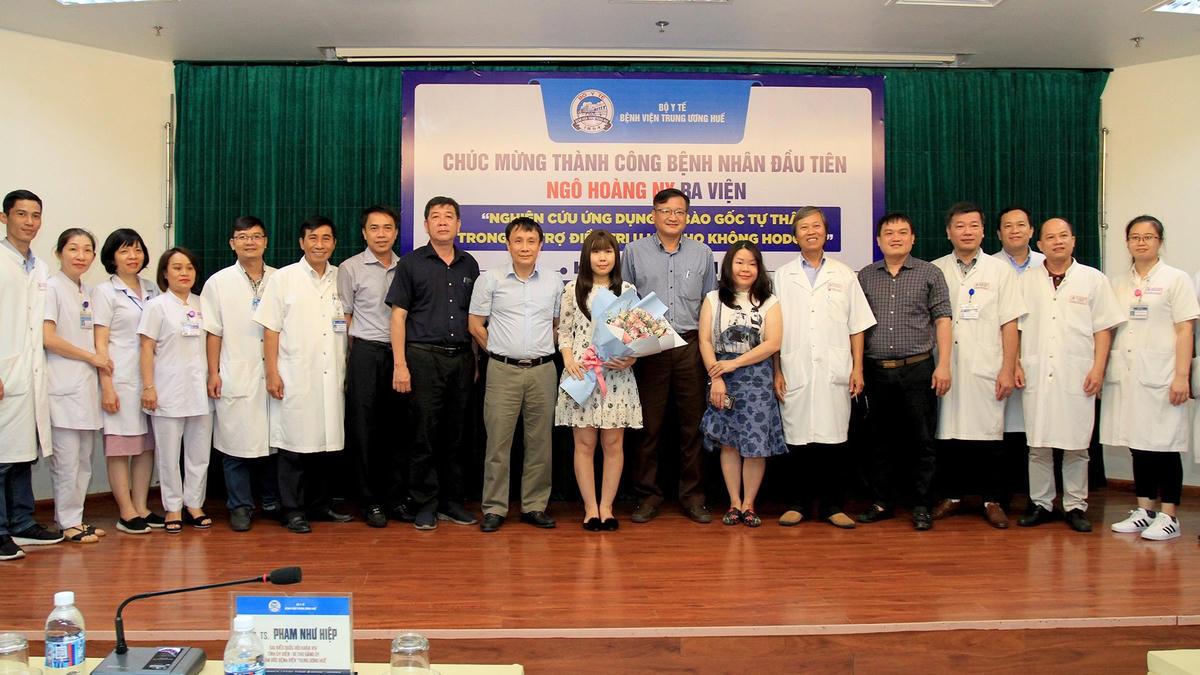 Lãnh đạo bệnh viện Trung ương Huế tặng hoa chúc mừng bệnh nhân Ngô Hoàng N. ra viện.