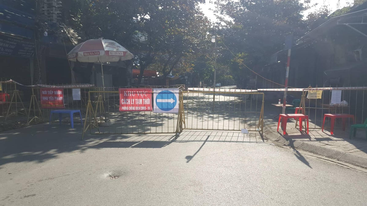 Đường phố Văn Cao (TP Nam Định) những ngày qua bị phong tỏa vì dịch bùng phát.