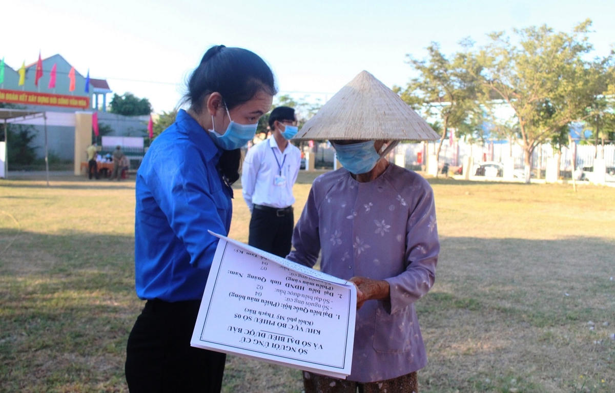 Cử tri được các tình nguyện viên hướng dẫn quy trình bầu cử.