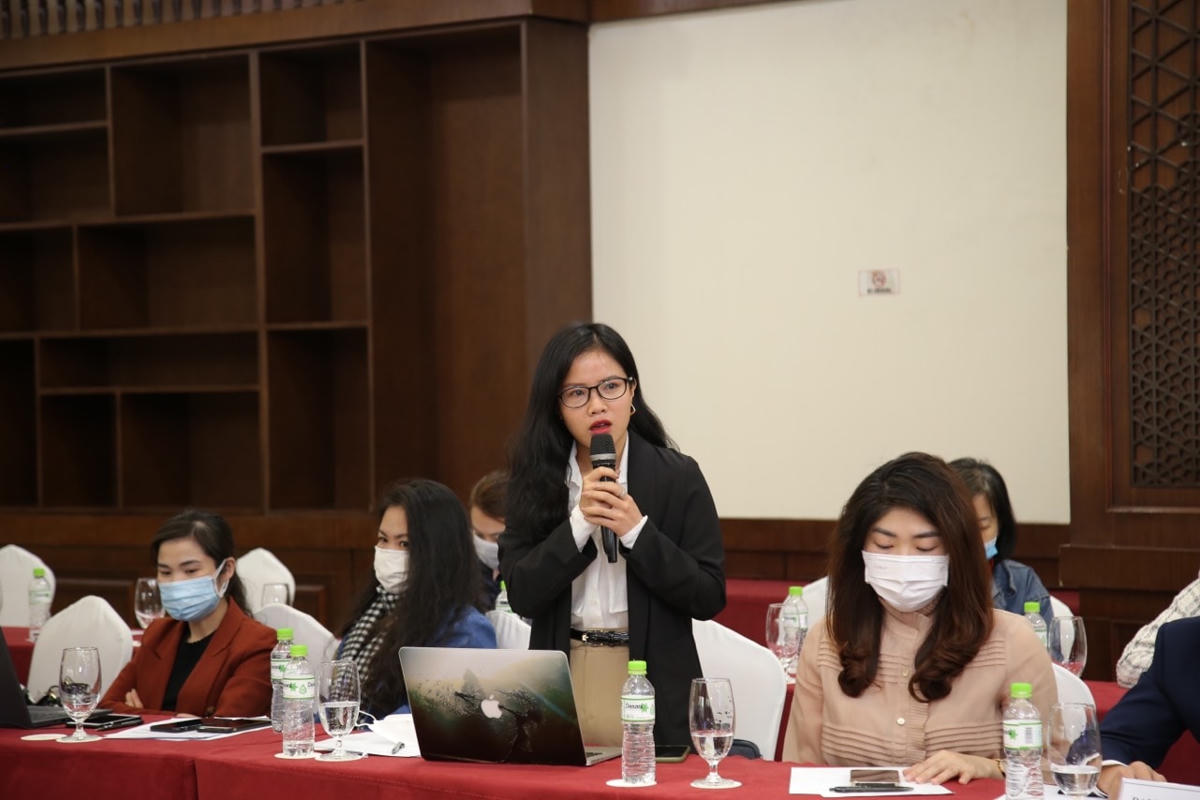 Phóng viên trao đổi thông tin tại buổi họp báo. 