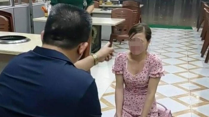Cô gái quỳ trước chủ quán Nhắng nướng. Ảnh: cắt từ clip.