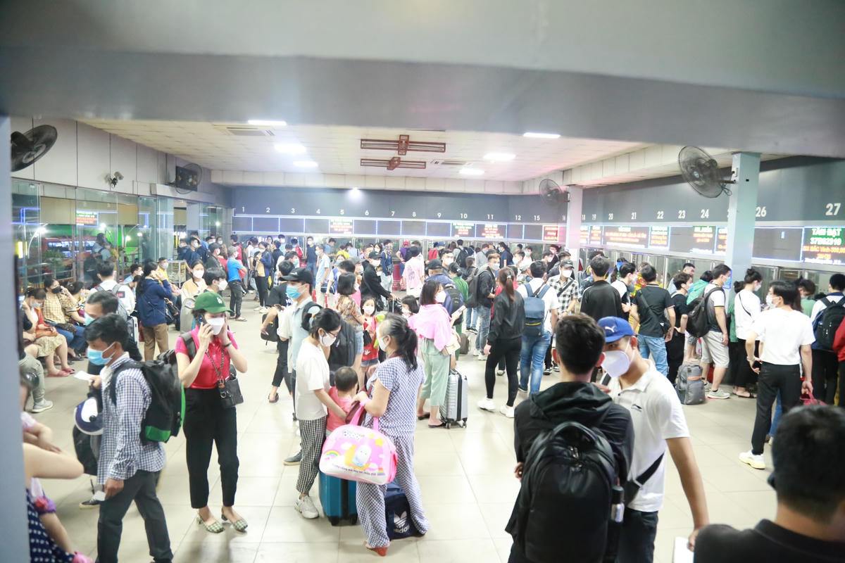 Theo ghi nhân của Đại Đoàn Kết Online, 21h30 tại bến xe Nước Ngầm có rất đông người dân với đồ đạc lỉnh kỉnh bắt xe về quê dịp nghỉ lễ 30-4 và 1-5. Nhiều người ôm đồ đạc đứng chờ trong bến hàng giờ đồng hồ để bắt xe về quê.