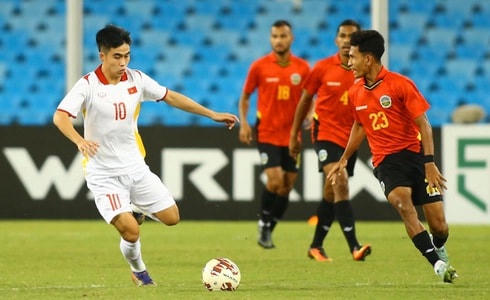 U23 Việt Nam chủ động nhập trận với lối chơi chậm và chắc.
