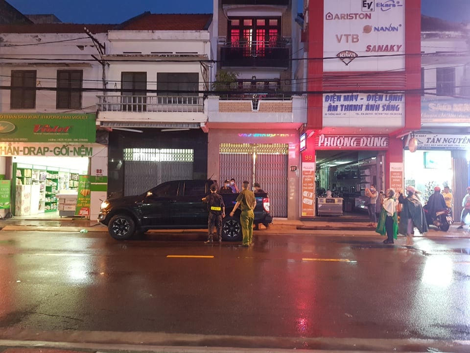 Lực lượng chức năng khám nhà ông Lê Đức Vinh chiều tối 8/6. Ảnh: Dân trí.