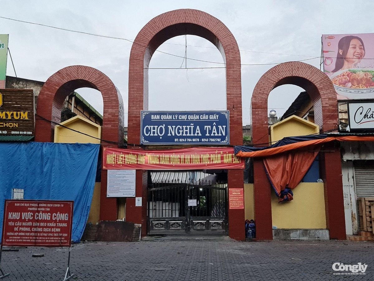 Hơn 5h sáng, bên trong chợ Nghĩa Tân tuy chưa đông nhưng phía bên ngoài khá nhộn nhịp. Chị Bùi Ngọc Hoa, tiểu thương trong chợ cho biết, chỉ thị giãn cách xã hội vào đêm muộn nên sáng sớm chị mới hay tin. Ảnh: Báo Công Lý.