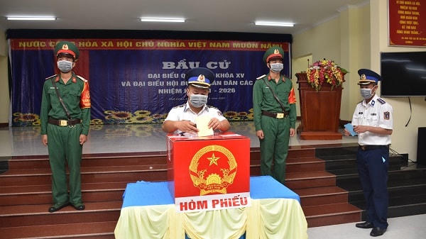 Lực lượng vũ trang đóng trên địa bàn xã Thổ Châu thực hiện bầu cử đại biểu Quốc hội khóa XV và đại biểu Hội đồng nhân dân các cấp nhiệm kỳ 2021-2026, sáng ngày 21/5. Ảnh: Cổng TTĐT Kiên Giang.  