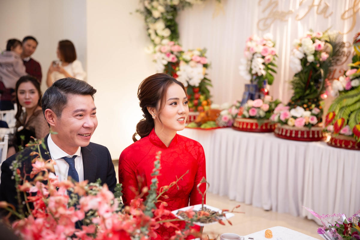 Chú rể Công Lý cùng cô dâu Ngọc Hà rạng rỡ trong lễ ăn hỏi.