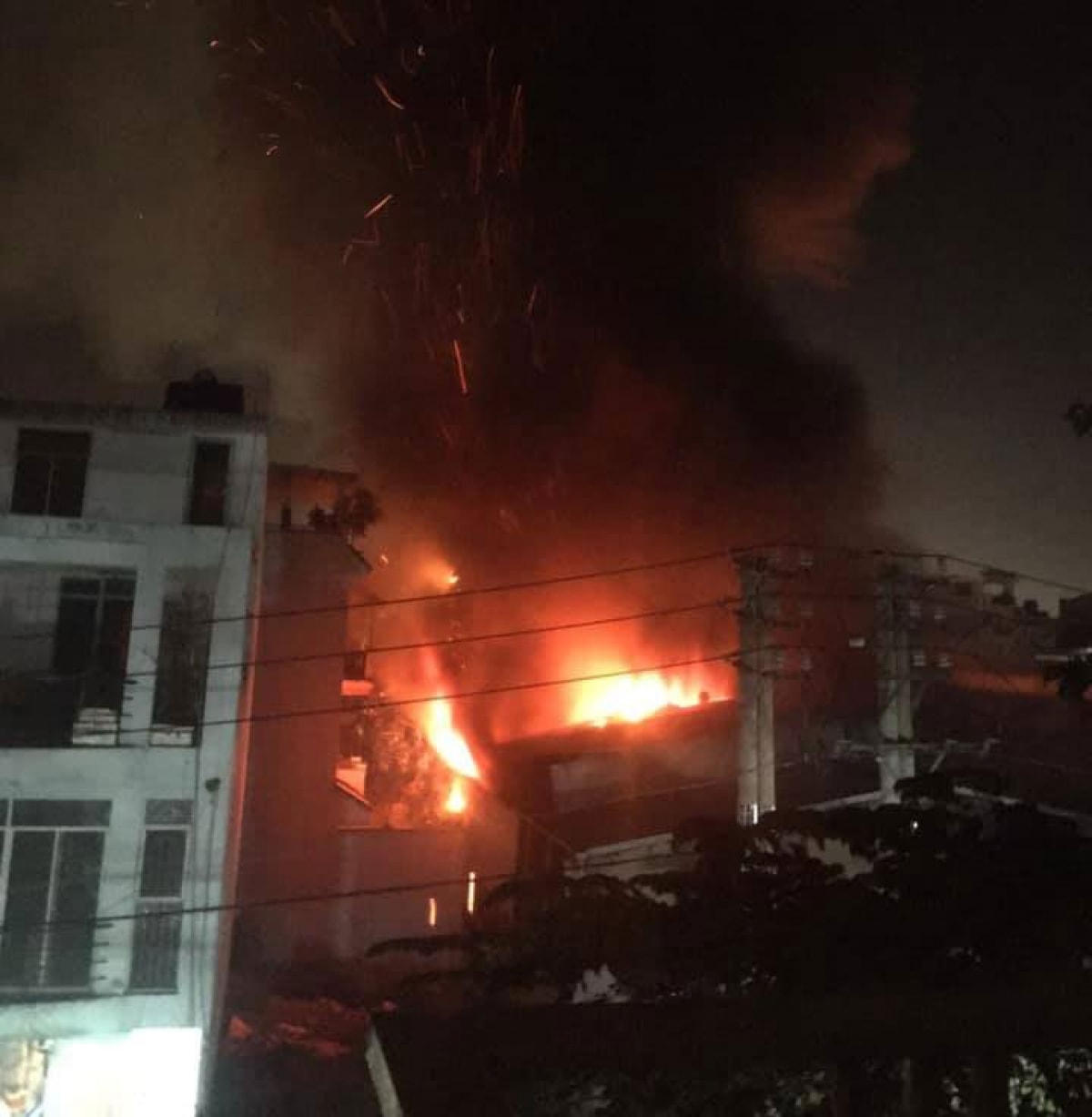 Ghen tuông người phụ nữ phóng hỏa đốt công ty em người tình.