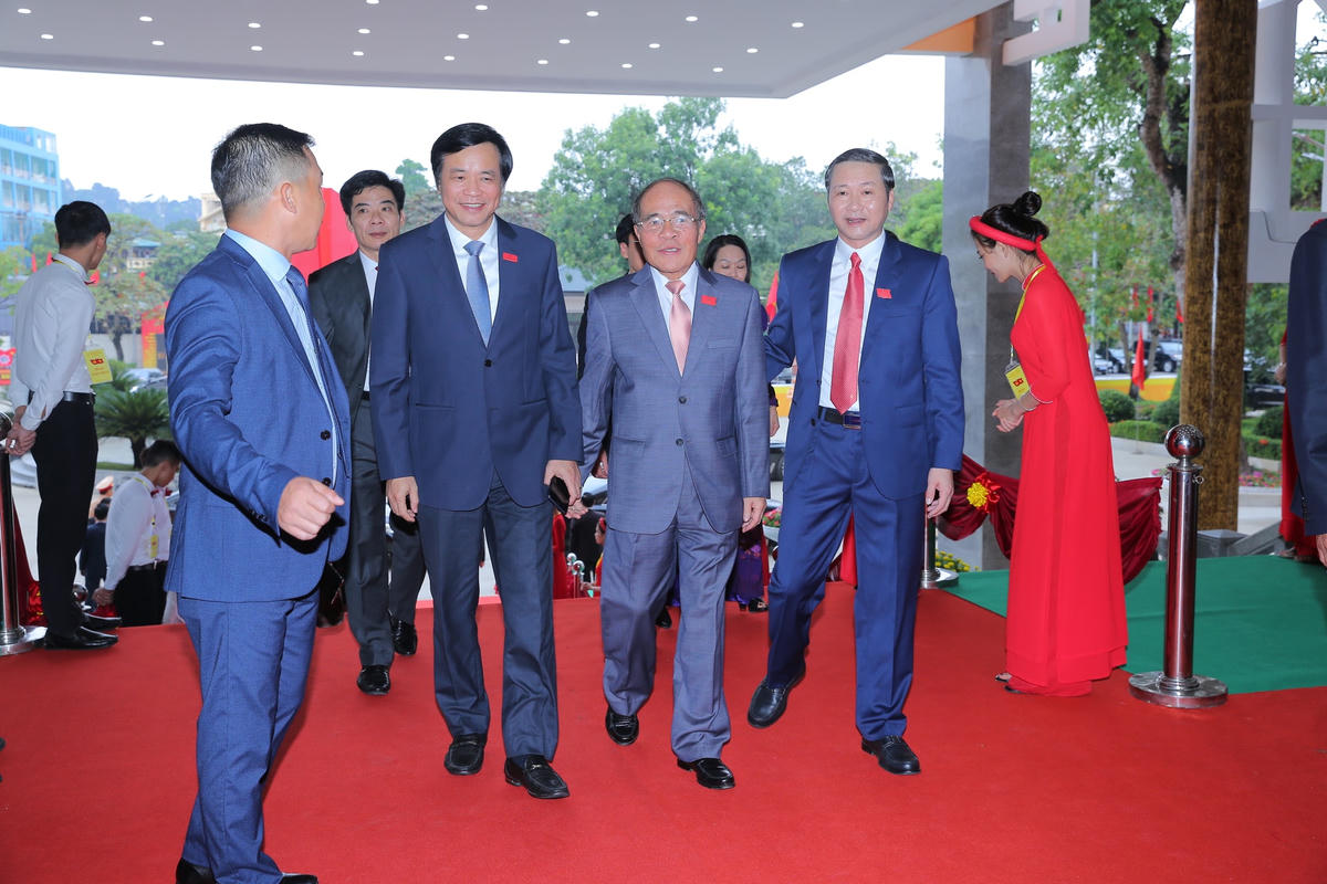 Ông Đỗ Minh Tuấn, Phó Bí thư Tỉnh uỷ Thanh Hoá khoá XVIII đón tiếp nguyên Chủ tịch Quốc hội Nguyễn Sinh Hùng về dự Đại hội.