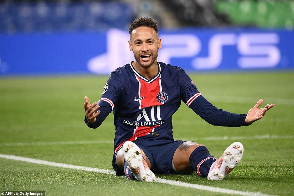 Neymar quá vô duyên trong khâu ghi bàn khi anh có tới 2 lần dứt điểm trúng xà ngang và cột dọc ở hiệp một.