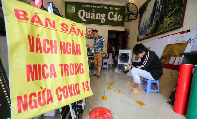 Dịch vụ phun khử khuẩn, lắp vách ngăn đắt khách thời Covid-19