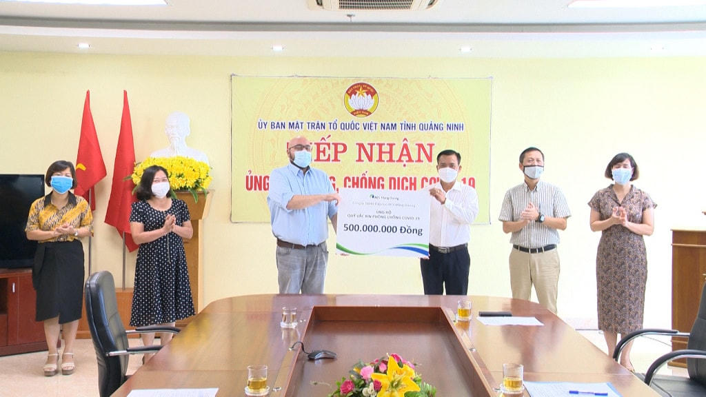 Đại diện Công ty AES Mông Dương ủng hộ 500 triệu đồng cho Quỹ vaccine phòng chống Covid-19 tỉnh Quảng Ninh. Ảnh: BQN