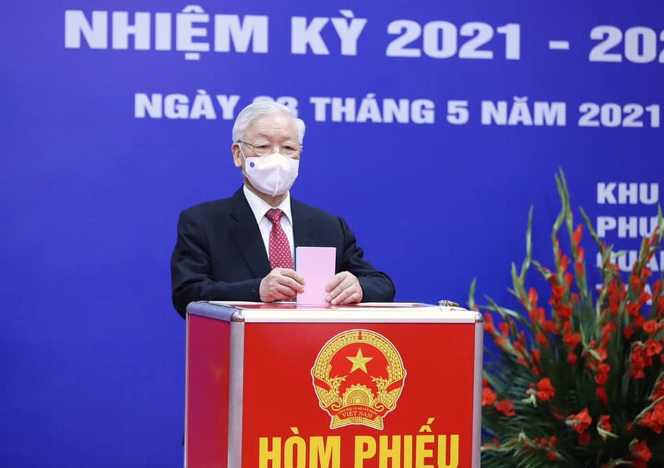 Tổng Bí thư Nguyễn Phú Trọng bỏ lá phiếu đầu tiên tại khu vực bỏ phiếu số 4, phường Nguyễn Du, Quận Hai Bà Trưng, TP. Hà Nội. Ảnh: VGP.