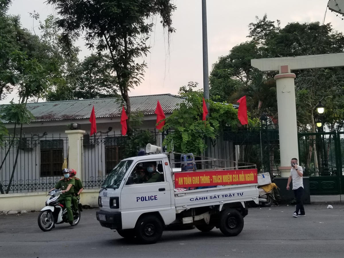 Nhiều quán cà phê, trà đá chấp hành nghiêm quy định, chủ động thu dọn hàng quán, bàn ghế, nhắc nhở khách hàng và tạm ngưng phục vụ.