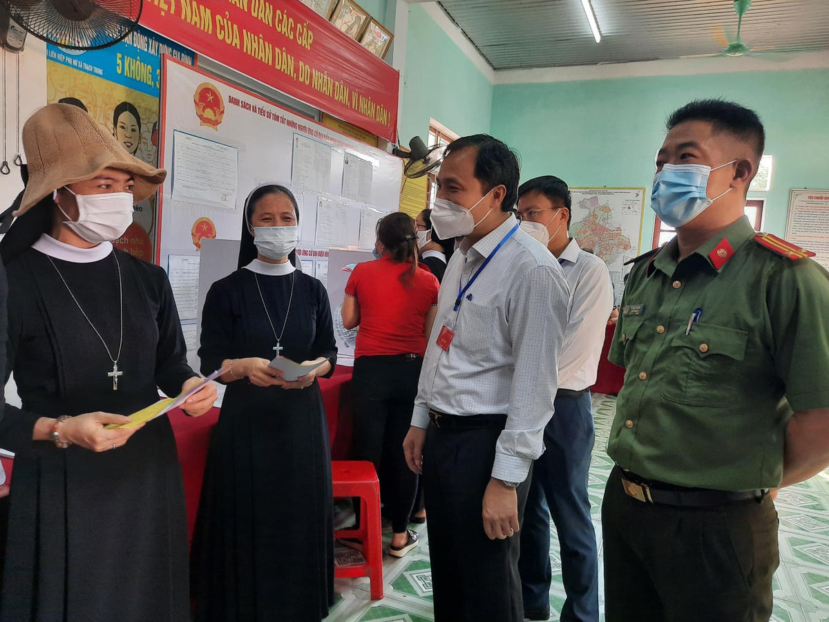 Bí thư Tỉnh ủy Hà Tĩnh Hoàng Trung Dũng trò chuyện với cử tri.