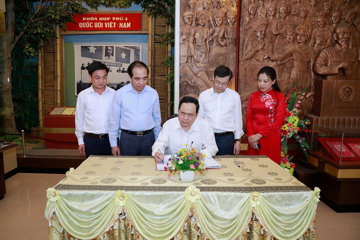 Chủ tịch Trần Thanh Mẫn viết lưu bút tại Khu tưởng niệm Chủ tịch Tôn Đức Thắng.