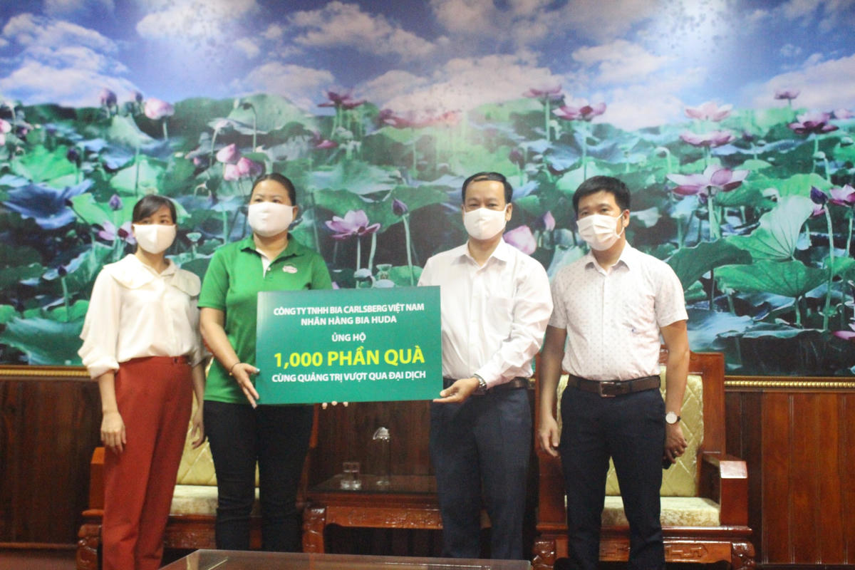 Đại diện Công ty Carlsberg Việt Nam trao 1.000 phần quà giúp người dân Quảng Trị vượt qua đại dịch Covid-19.