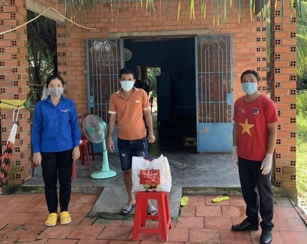 Túi an sinh được các đoàn viên trao tận tay người gặp khó khăn.