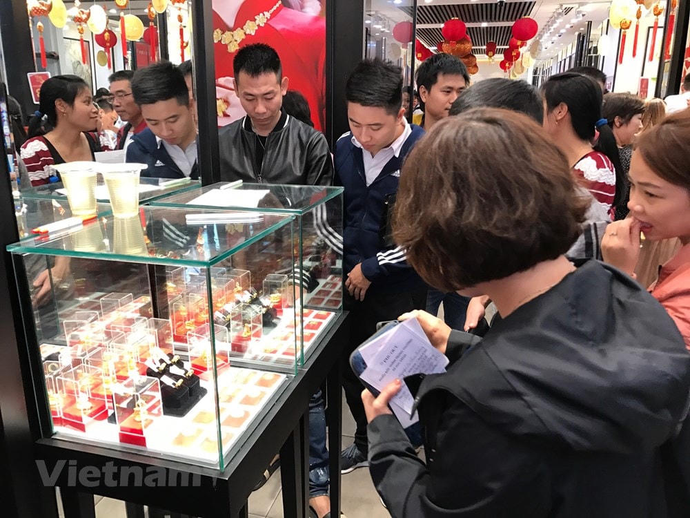 Khách hàng giao dịch vàng miếng. Ảnh: Vietnam+.