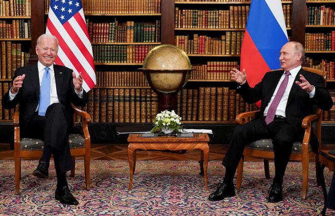 Ông Biden và Putin tại cuộc hội đàm đầu tiên. Ảnh: Reuters.  