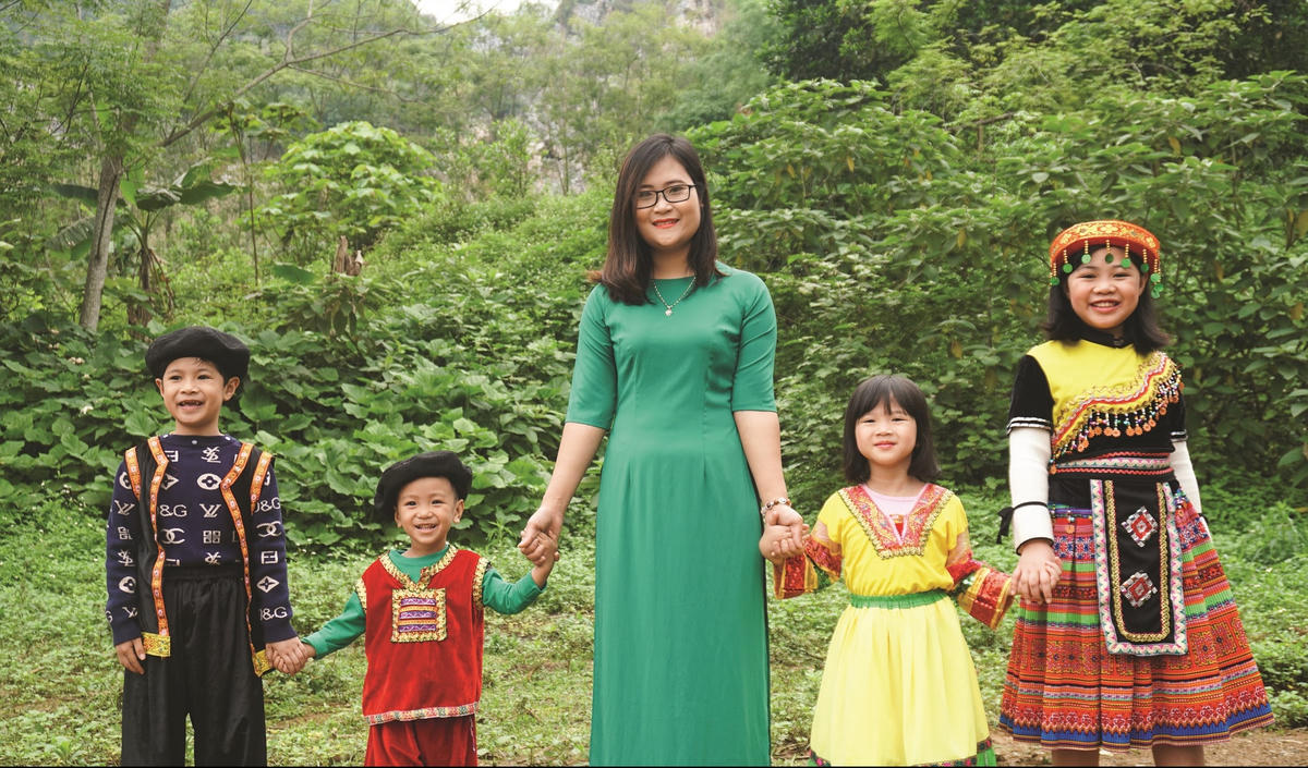 Cô giáo Hà Ánh Phượng với các em học sinh ở quê nhà.