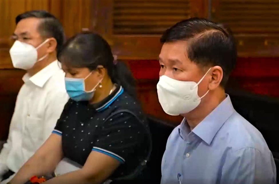 Ông Trần Vĩnh Tuyến (ngoài cùng bên phải), nguyên Phó Chủ tịch UBND TP HCM tại tòa sáng nay. Ảnh: Hồng Phúc.