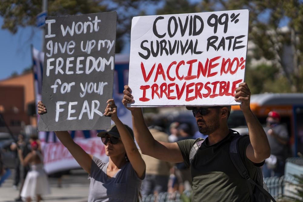 Những người biểu tình phản đối việc sử dụng vaccine Covid-19 trước Tòa thị chính ở trung tâm thành phố Los Angeles. Ảnh AP.