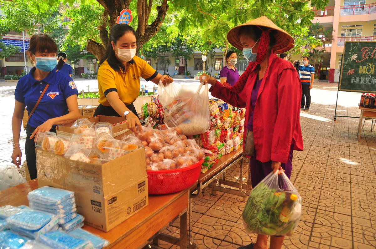 Chợ “O đồng” được thầy cô giáo Trường Tiểu học Ngô Quyền (Cần Thơ) hỗ trợ cho bà con gặp khó khăn.