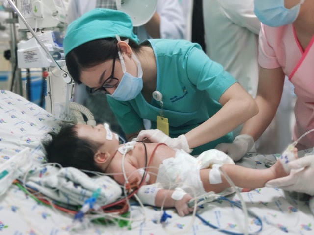 Bác sĩ chăm sóc điều trị cho bé.