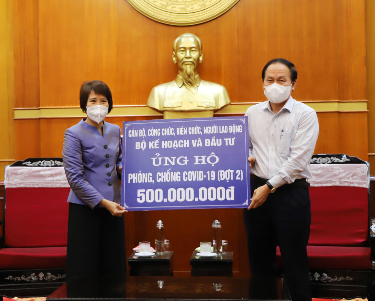 Phó Chủ tịch - Tổng Thư ký UBTƯ MTTQ Việt Nam Lê Tiến Châu tiếp nhận ủng hộ từ Bộ Kế hoạch và Đầu tư.