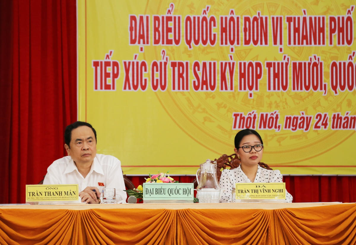  Chủ tịch Trần Thanh Mẫn và đại biểu Trần Thị Vĩnh Nghi lắng nghe ý kiến của cử tri.