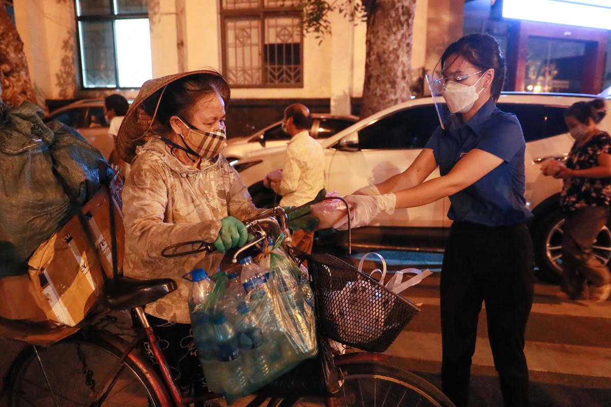 “Cơm cho người nghèo trong đại dịch Covid-19” – Một trong những hoạt động xã hội nổi bật của Báo Đại Đoàn Kết năm 2021.   Ảnh: Quang Vinh