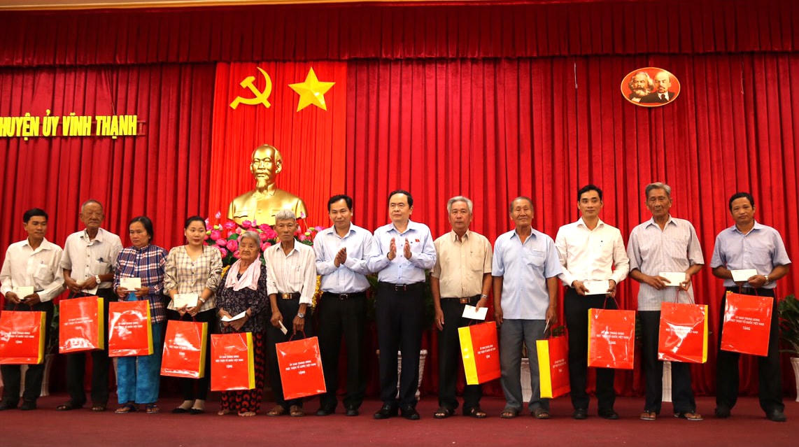 40 gia đình chính sách có mặt tại hội trường Huyện uỷ Vĩnh Thạnh nhận quà. 