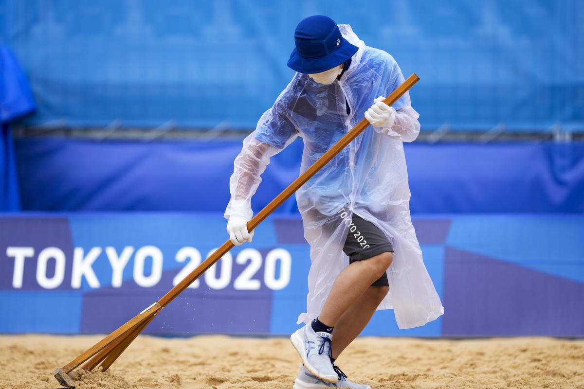Cào cát trước trận đấu bóng chuyền bãi biển nam tại Thế vận hội Mùa hè 2020, Tokyo. (Ảnh: AP / Petros Giannakouris).