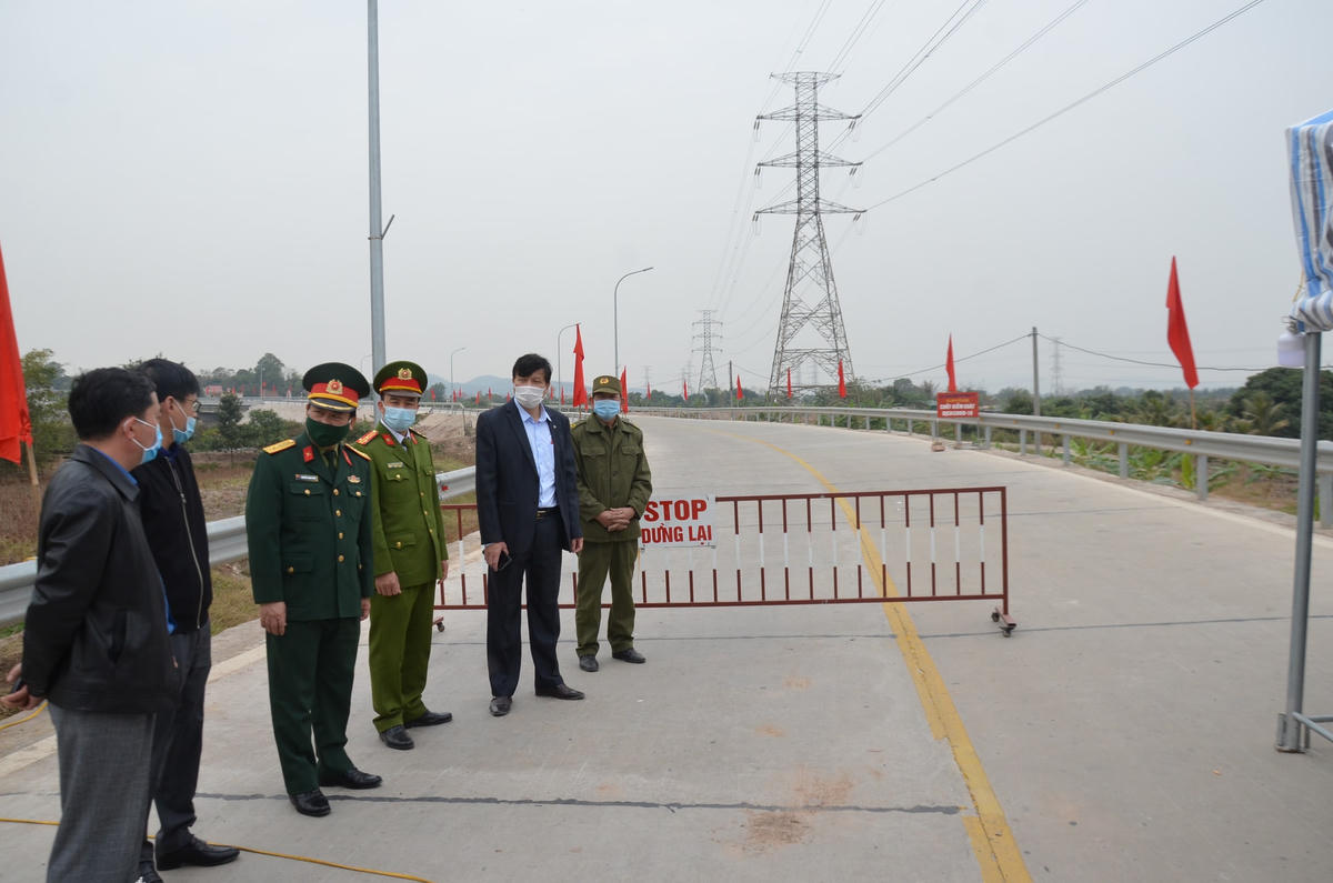 UBND tỉnh Quảng Ninh đã cử Tổ công tác phản ứng nhanh đến TX Đông Triều để hỗ trợ Ban Chỉ đạo phòng, chống dịch Covid-19 TX Đông Triều rà soát, khoanh vùng, truy vết, xét nghiệm, kiểm soát người đi lại, điều trị, thực hiện các nội dung đảm bảo an ninh, trật tự, hậu cần, truyền thông và các nhiệm vụ khác phục vụ công tác phòng, chống dịch tại TX Đông Triều. 