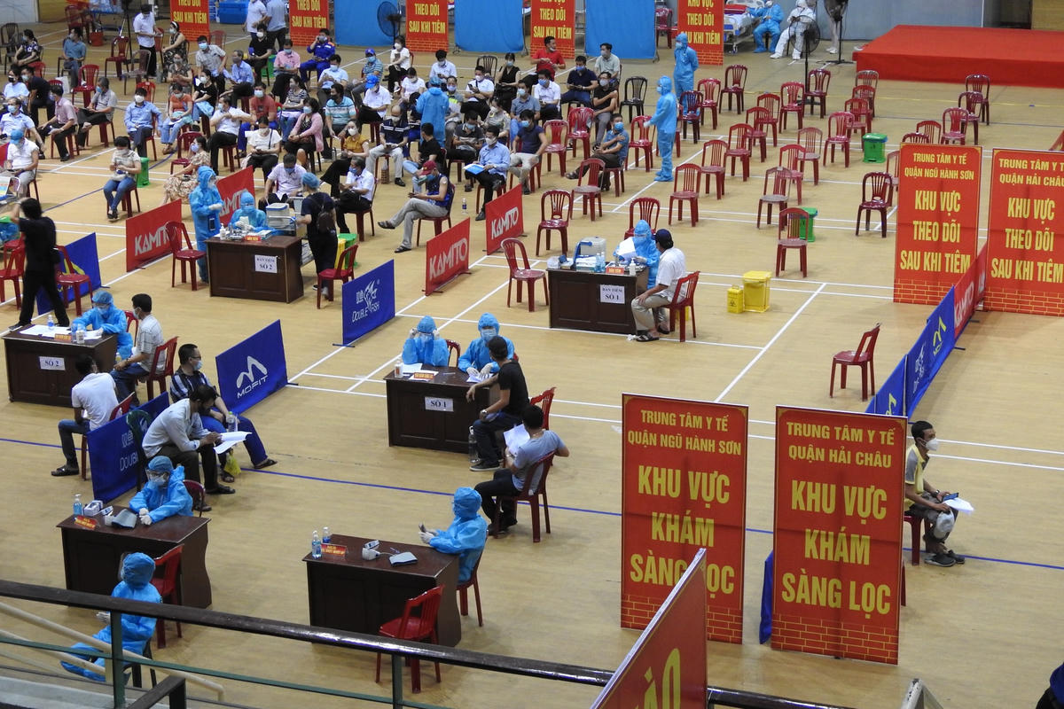 Điểm tiêm tại Cung thể thao Tiên Sơn, quận Hải Châu. Ảnh: Thanh Tùng.